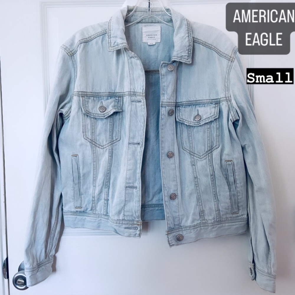 American Eagle Outfitters (AEO)
Light wash denim jean jacket